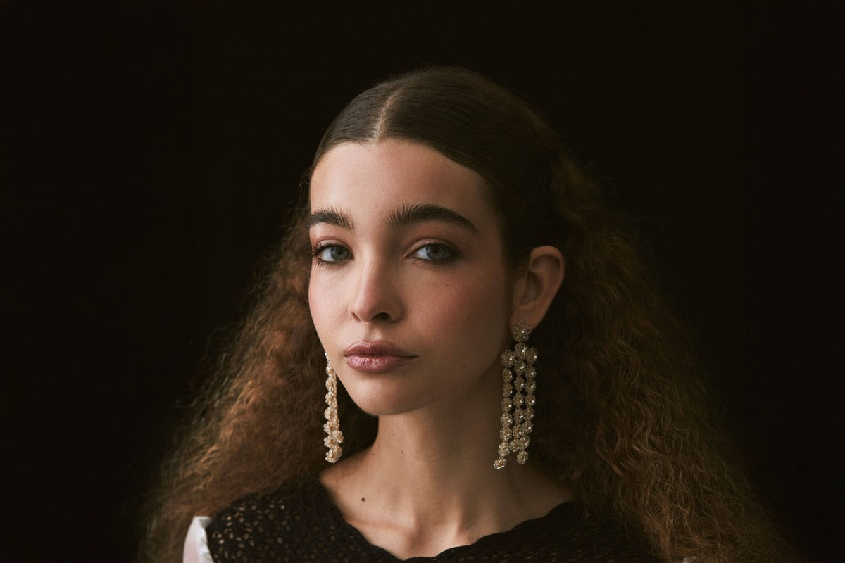 La mejor selección de aretes para madrina de boda que te harán brillar